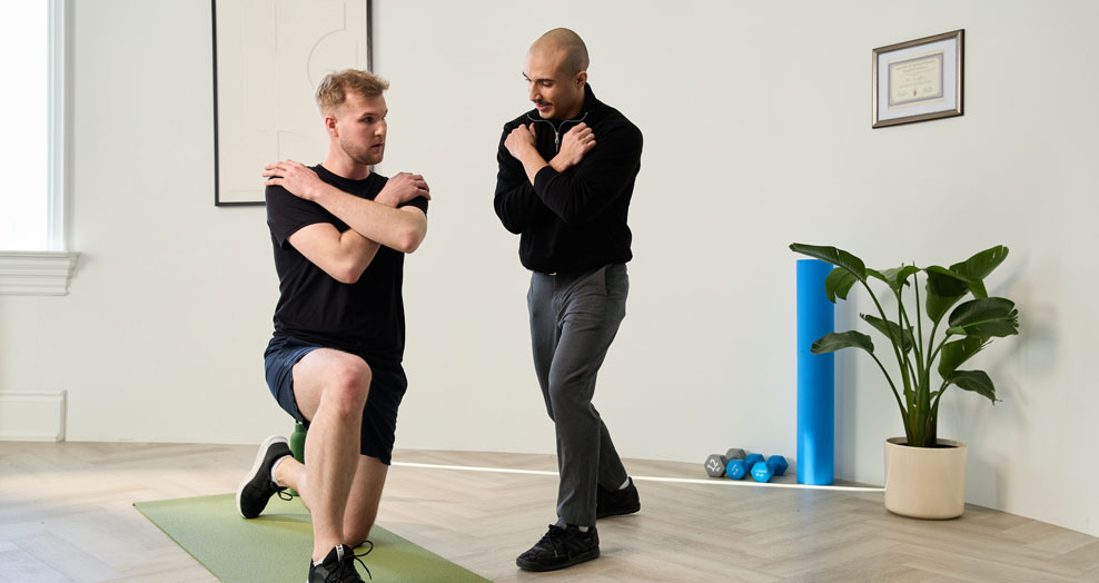 Person does lunges during a physiotherapy appointment.